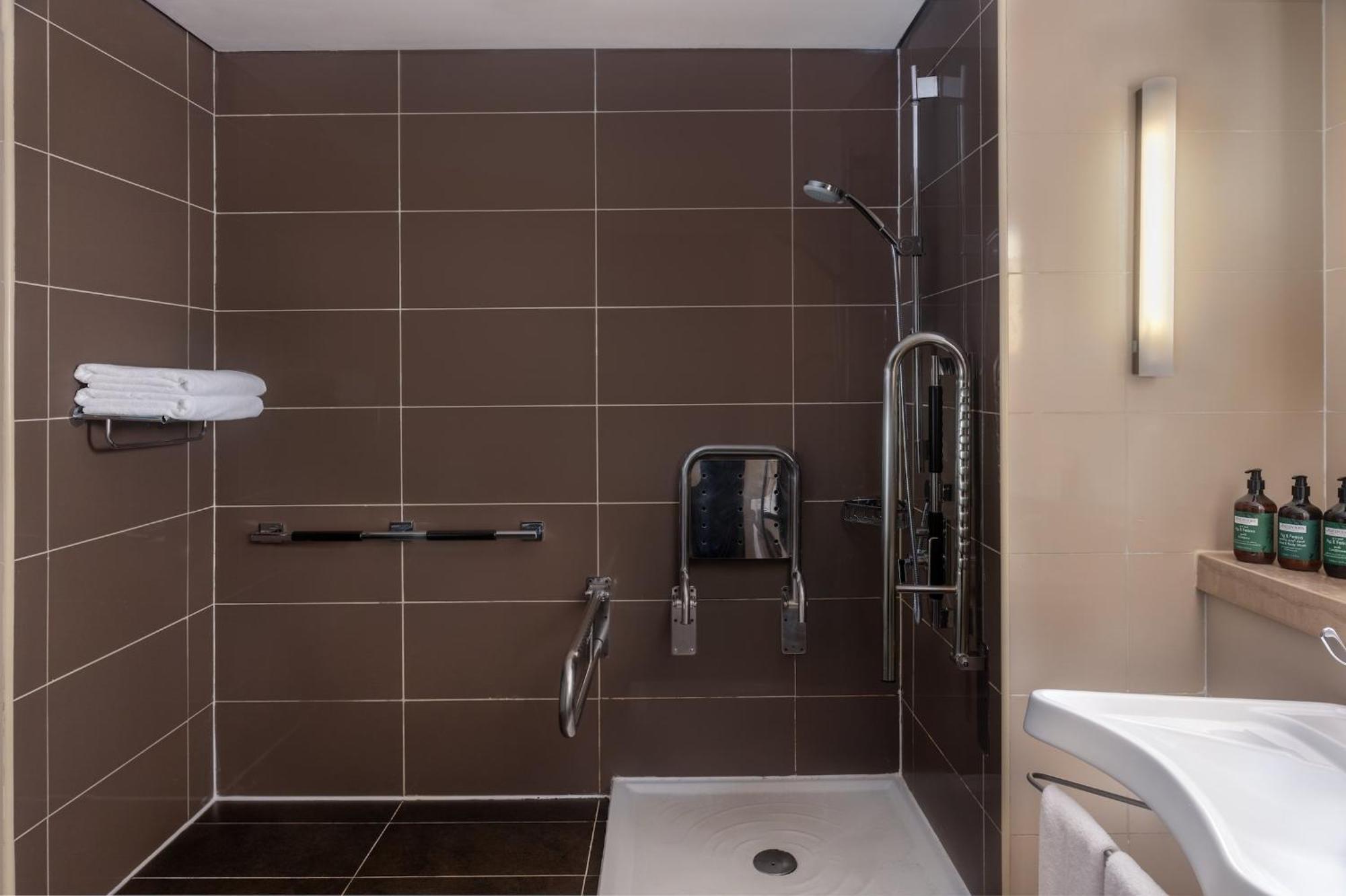 Deluxe Zimmer mit Kingsize-Bett, Meerblick und Balkon und Zugang zum Themenpark/barrierefrei
