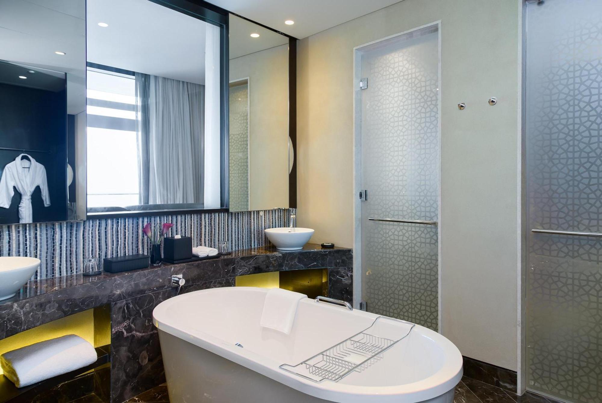 Zimmer mit Kingsize-Bett, Balkon und Meerblick
