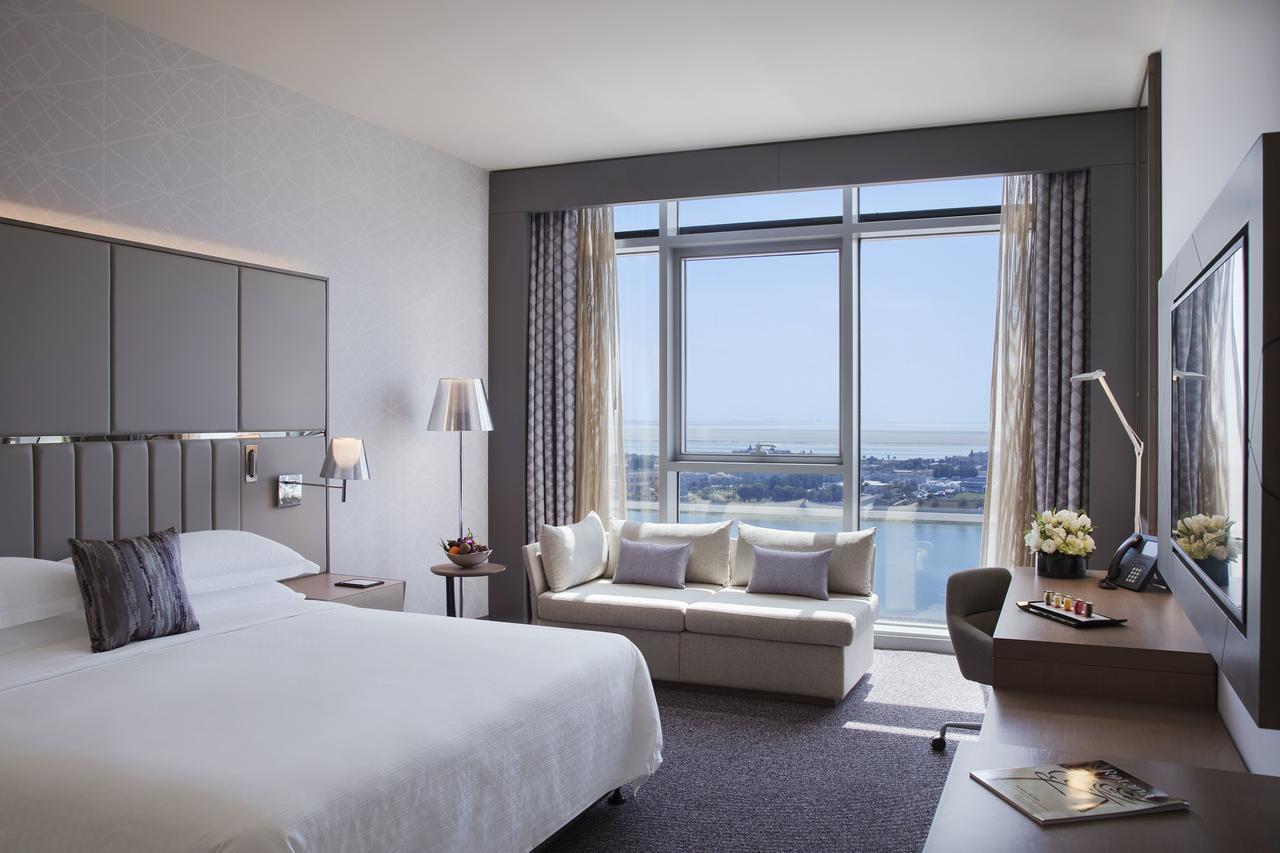 Zimmer mit Kingsize-Bett und Zugang zur Club Lounge